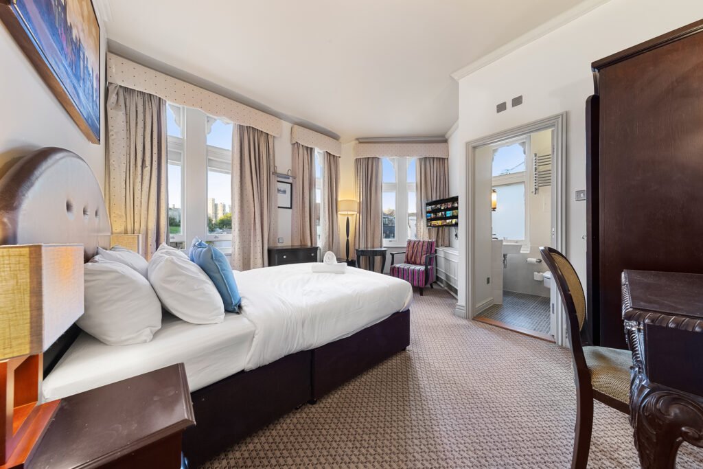 Deluxe Double Room with Castle View - Harte & Garter Hotel