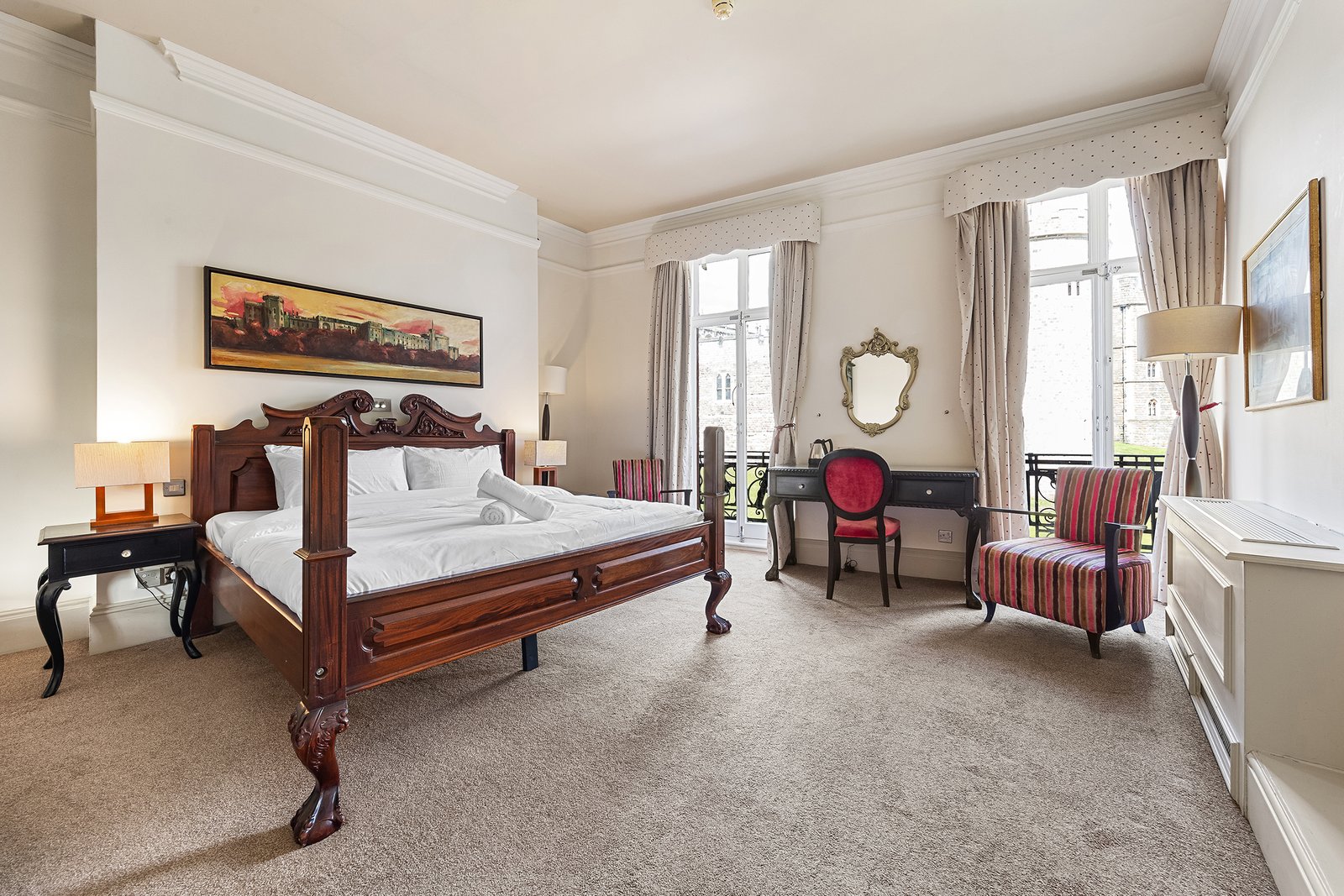Deluxe Accessible Room with Castle View – Harte & Garter